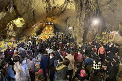 Du khách tấp nập vào động Hương Tích ngày khai hội chùa Hương
