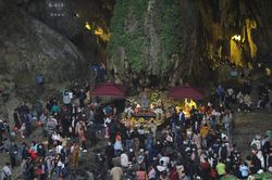 Chùa Hương đón khoảng 5.000 khách ngày đầu chính thức mở lại