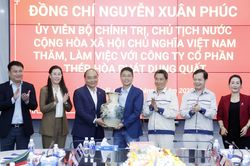 Chủ tịch nước thăm, tặng quà cán bộ, công nhân Công ty Thép Hòa Phát