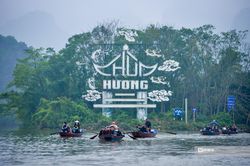Tấp nập du khách vãn cảnh chùa Hương ngày đầu mở cửa