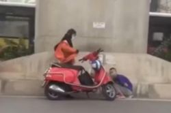 Người phụ nữ bỗng cởi áo giữa phố lạnh rồi làm một việc khiến ai cũng phải ngoái nhìn