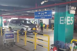 Xe công nghệ có làn riêng, khách thoát cảnh leo lầu nhà giữ xe Tân Sơn Nhất