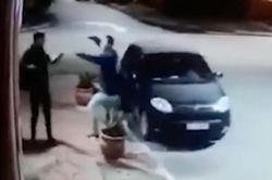 Thanh niên đi cướp nhưng nhận ra nạn nhân là bạn và cái kết không nhịn được cười