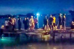Hàng trăm người xuyên đêm tìm kiếm bé gái 5 tuổi bị bố ném xuống sông