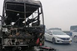 Hành khách nhảy khỏi xe giường nằm trước khi cháy trơ khung trên cao tốc Pháp Vân - Cầu Giẽ