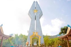 Tưởng niệm các Anh hùng liệt sĩ tại Khu di tích lịch sử Pò Hèn