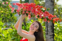 'Con gái hotgirl' của NSND Trung Hiếu nóng bỏng với bikini đỏ