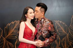 Tuấn Hưng có hành động gây tranh cãi trên sân khấu: Vừa hát vừa video call cho vợ, còn hôn gió mùi mẫn