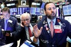 Dow Jones 'bay' hơn 600 điểm vì căng thẳng Nga-Ukraine leo thang trở lại, dầu hồi giá, Bitcoin lao dốc