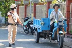 Bị phạt do vi phạm, tài xế xe ba bánh nói vì mưu sinh, 'phạt nhiêu cũng phải chạy'