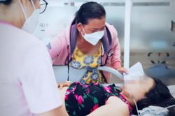 Uống cả thùng nước ngọt, 5 ly cà phê và 2 trái dừa một ngày, bé gái 13 tuổi nhập viện vì đái tháo đường nặng