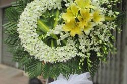 Gửi vòng hoa tang vào ngày tái hôn của chồng cũ và cái kết trong viện