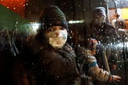 Còi báo động hú vang, Ukraine pháo kích dồn dập, dân Donbass vội vã sơ tán sang Nga
