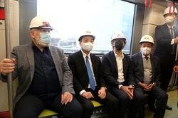 Phó Chủ tịch Ủy ban châu Âu cùng Chủ tịch Hà Nội đi thử tàu điện metro