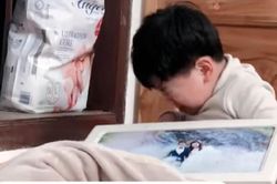 'Cưng xỉu' khoảnh khắc bé trai nước mắt giàn giụa khi không thấy mình trong ảnh cưới của bố mẹ