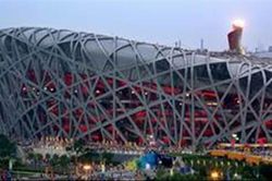 Sân vận động đầu tiên tổ chức hai kỳ Olympic khác mùa