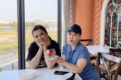 Vợ NS Chí Tài về nước dọn căn hộ, tươi tắn khi đi chơi với Việt Hương