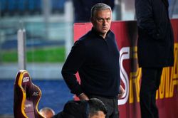 Dùng cử chỉ xúc phạm trọng tài, Mourinho lại bị đuổi