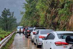 Du khách ùn ùn đi săn băng tuyết, ô tô tắc dài chờ lên đỉnh Mẫu Sơn