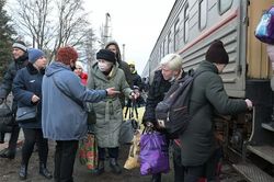 Dòng người ồ ạt di tản từ đông Ukraina sang Nga lánh nạn