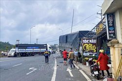 Tai nạn liên hoàn tại trạm thu phí, 4 xe ô tô hư hỏng nặng