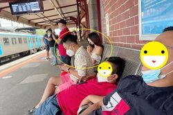 Netizen 'soi' ra khoảnh khắc bạn trai Hòa Minzy thân mật bên gái lạ ở Úc, chính chủ lập tức phản đòn