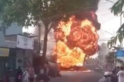 Clip: Tài xế dũng cảm lái xe bồn đang bốc cháy dữ dội để cứu cây xăng