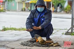 Đường phố vắng vẻ, người dân đốt lửa sưởi ấm khi Thanh Hóa lạnh dưới 10 độ C