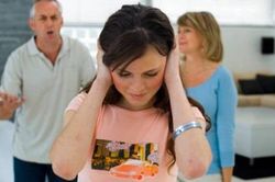 Bố chồng hành hạ đủ đường, con dâu choáng váng khi biết lí do vì sao bị ghét