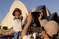 Thủ tướng Australia: 'Hãy chuẩn bị hành lý, đừng quên mang theo tiền'