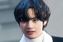 Nhân viên sốc nặng khi thấy V BTS ngoài đời, mũi như Everest