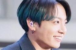 Ai mà Jungkook BTS 'ngược đường ngược nắng' hớn hở lao tới ôm