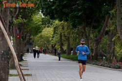 Hà Nội hửng nắng, người dân háo hức ra đường