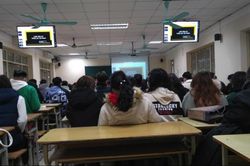 Nhiều trường đại học đón sinh viên đi học trở lại vào hôm nay
