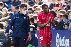 Martial dính chấn thương khi đang tỏa sáng ở Sevilla