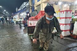 Vã mồ hôi trong rét 8 độ C ở chợ Long Biên