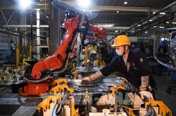 Doanh nghiệp Trung Quốc thiếu nguồn cung tiền do chi tiêu tiêu dùng giảm mạnh