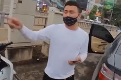 Clip: Nam shipper va chạm làm móp đuôi xe Camry nhưng thái độ của cả 2 mới gây tranh cãi