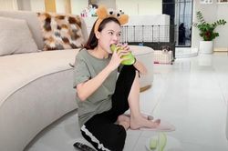 Netizen thích thú khi thấy cảnh Sam mặc đồ bộ ở nhà, ăn xoài sống mắm đường và coi phim bộ