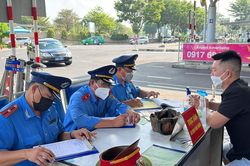 Xử phạt tài xế đón khách sai quy định tại sân bay Tân Sơn Nhất