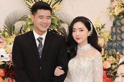 Vợ Hà Đức Chinh diện áo dài đính kết trong ngày vui