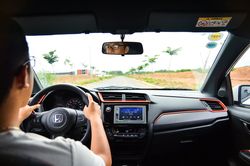 Giá xăng cao nhất lịch sử, lái xe thế nào để tiết kiệm nhiên liệu?