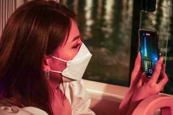 Bạn trẻ Sài Gòn rủ nhau ngắm cảnh đêm trên tàu buýt đường sông
