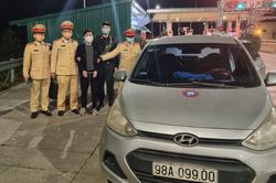 Gã lái xe không tỉnh táo trên cao tốc để lộ túi ni lông 'lạ' trên ô tô
