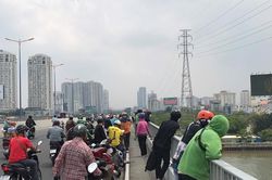 Nam thanh niên bỏ lại xe máy, nhảy cầu Sài Gòn tự tử
