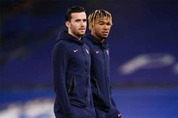 Liverpool có thể sống tốt khi 'xoay tua' hậu vệ biên, còn Chelsea thì không