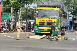 Cha đau đớn khóc ngất tại hiện trường con trai bị xe tải cán tử vong ở ngã tư Bình Dương