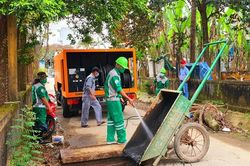 Những hình ảnh ít biết về công việc thầm lặng của những công nhân ngày ngày 'thu gom rác trong lòng đất'