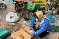 Người lao động nhọc nhằn mưu sinh giữa trời rét buốt tại Hà Nội