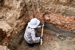 Phát hiện đạn pháo sáng 105 mm khi thi công nhà